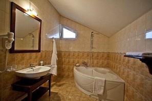 Shower, free toiletries, towels