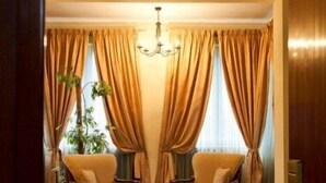 Una habitación con dos sillones, una mesita y un candelabro.