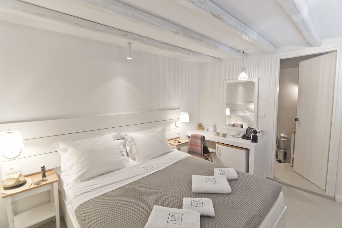 Premium bedding, minibar, in-room safe, soundproofing
