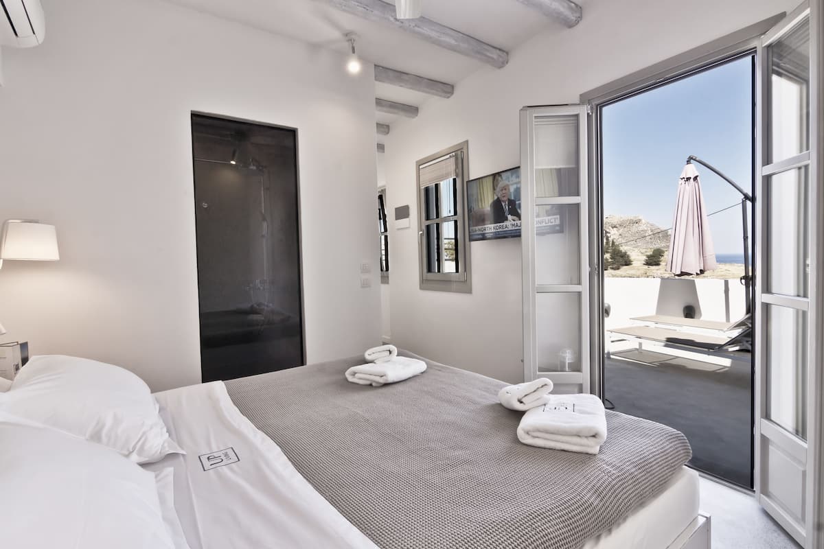 Honeymoon Suite with Private Terrace and Castle View | Premium bedding, minibar, in-room safe, soundproofing