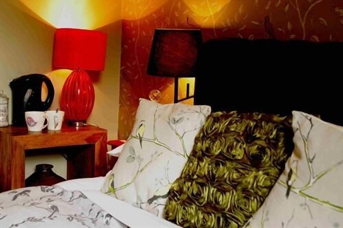 Doppelzimmer, mit Bad (Feathers Room) | 1 Schlafzimmer