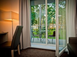 In-room safe, desk, iron/ironing board, cribs/infant beds