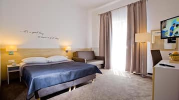 Zimmersafe, Schreibtisch, Bügeleisen/Bügelbrett, Babybetten