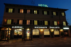 Front of property - evening/night - Hotel Ristorante Tre Galletti (Sasso Marconi)