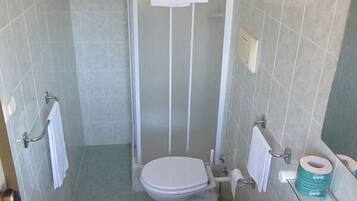 Dusche, kostenlose Toilettenartikel, Haartrockner, Bidet