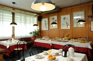 包每日自助早餐