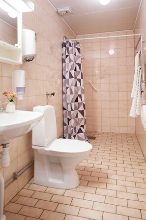 Studio | Salle de bain | Douche, sèche-cheveux, serviettes fournies