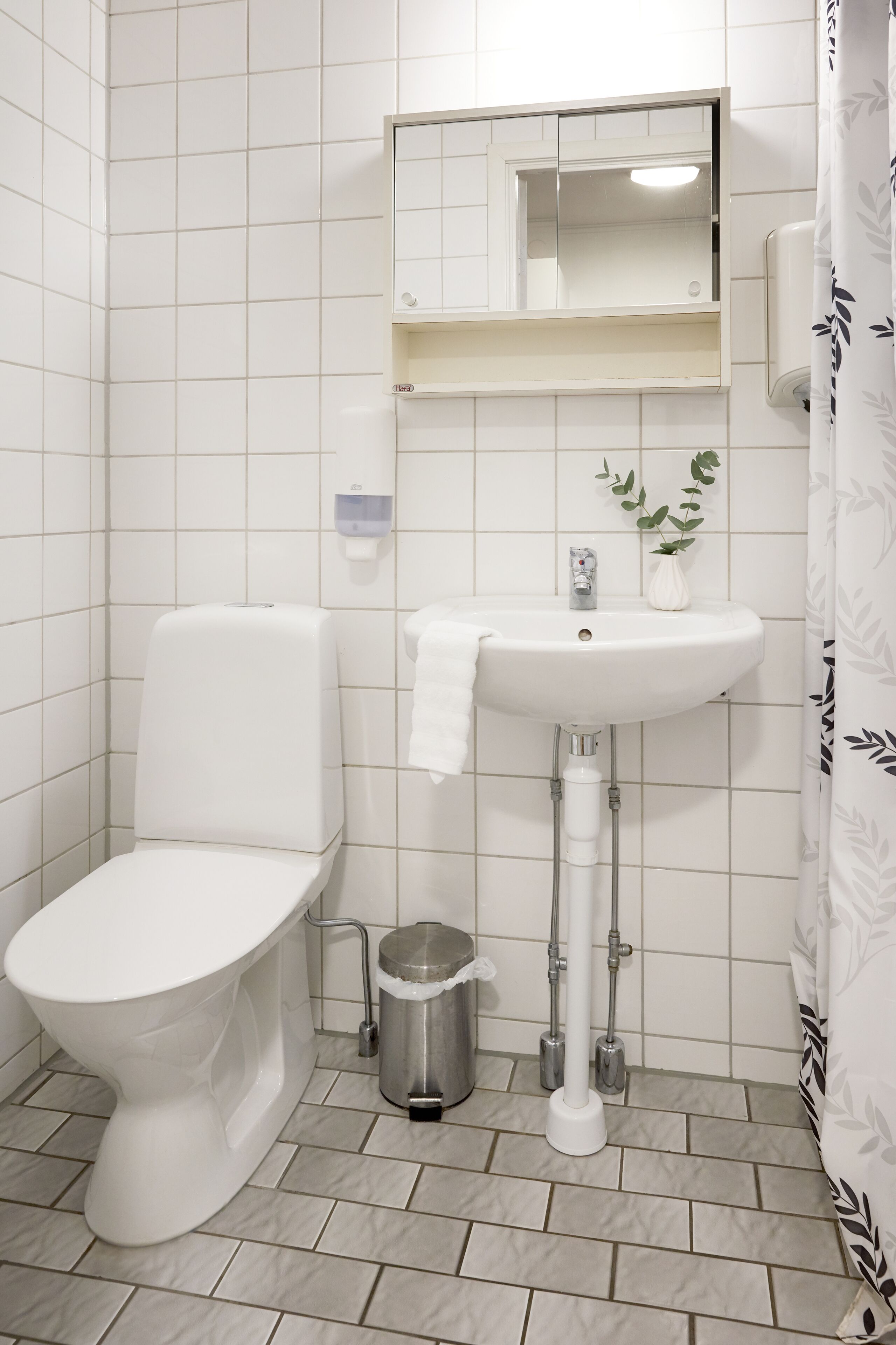 room | bathroom | shower, hair dryer, towels