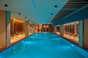 Inomhuspool, 2 utomhuspooler, parasoller och solstolar