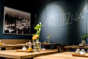 Café da manhã com buffet todos os dias (EUR 14.50 por pessoa)