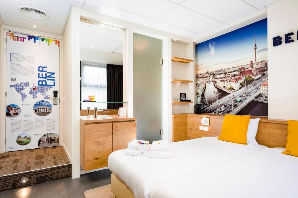 In-room safe, soundproofing, free WiFi, bed sheets