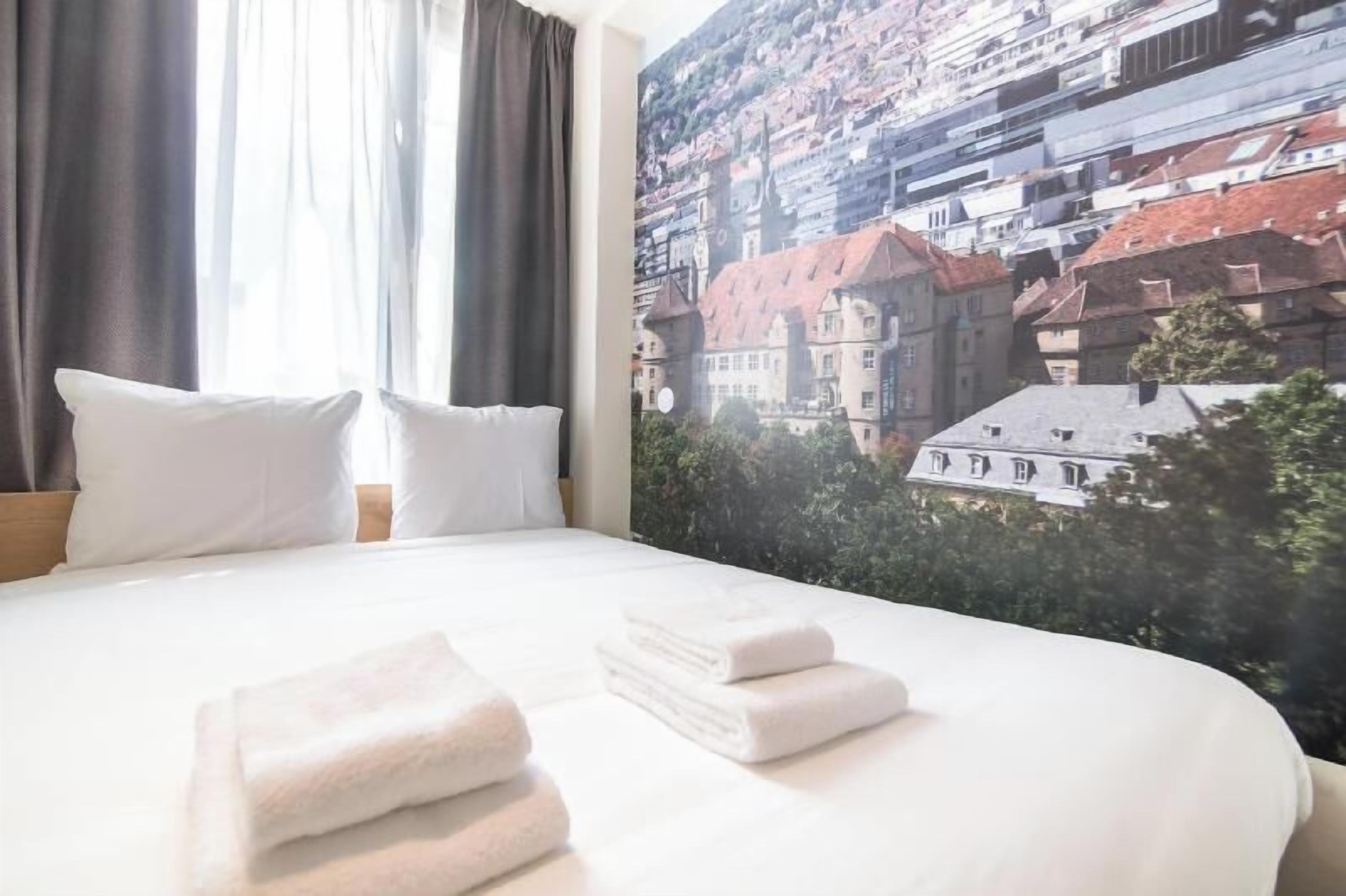 In-room safe, soundproofing, free WiFi, bed sheets