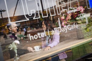 Caja de seguridad en la habitación y sistema de insonorización 