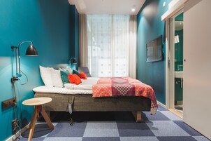 Standard | Tabla de planchar con plancha, wifi gratis, ropa de cama