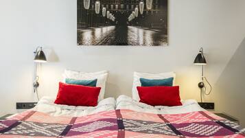 Tabla de planchar con plancha, wifi gratis y ropa de cama
