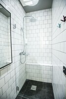 Ducha, secador de pelo y toallas