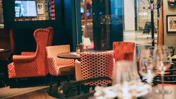 4 restaurants servant le déjeuner et le dîner