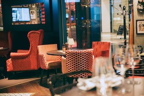 4 restaurants; lunch and dinner served