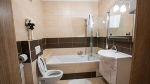 Ducha y bañera combinadas, secador de pelo y toallas