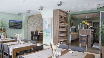 Petit déjeuner, déjeuner et dßner servis sur place, vue sur la mer