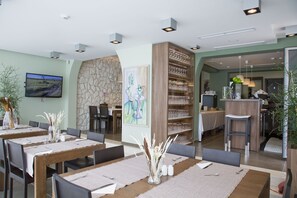 Petit déjeuner, déjeuner et dîner servis sur place, vue sur la mer