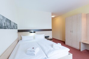 Kamar Double, akses difabel | Meja kerja, tirai kedap cahaya, Internet kabel gratis, dan seprai linen