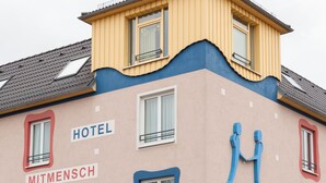 Un edificio con un letrero que indica que alberga un hotel y un restaurante.