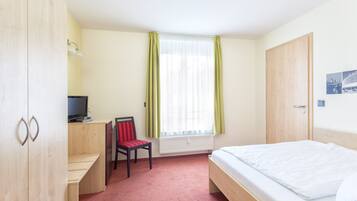 Schreibtisch, Verdunkelungsvorhänge, kostenloses Internet per Kabel