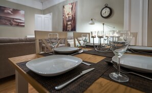 Comfort Apartment, 3 Bedrooms, Hill View | In-room dining - Belhaven Apartment (Glasgow)