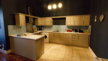 City Apartment, 3 Bedrooms, City View | Private kitchen | Fridge, microwave, oven, stovetop