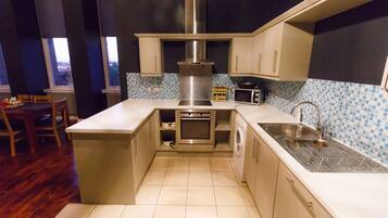 City Apartment, 3 Bedrooms, City View | Private kitchen | Fridge, microwave, oven, stovetop