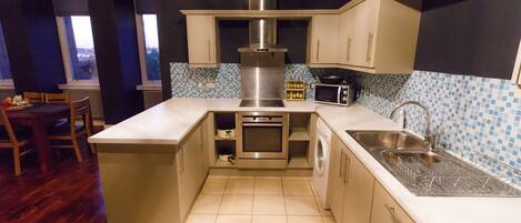 City Apartment, 3 Bedrooms, City View | Private kitchen | Fridge, microwave, oven, stovetop