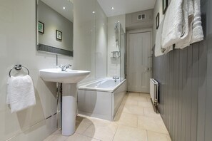 Comfort Apartment, 3 Bedrooms, Hill View | Bathroom | Combined shower/tub - Belhaven Apartment (Glasgow)