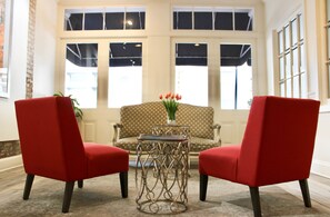 Coin salon dans le hall