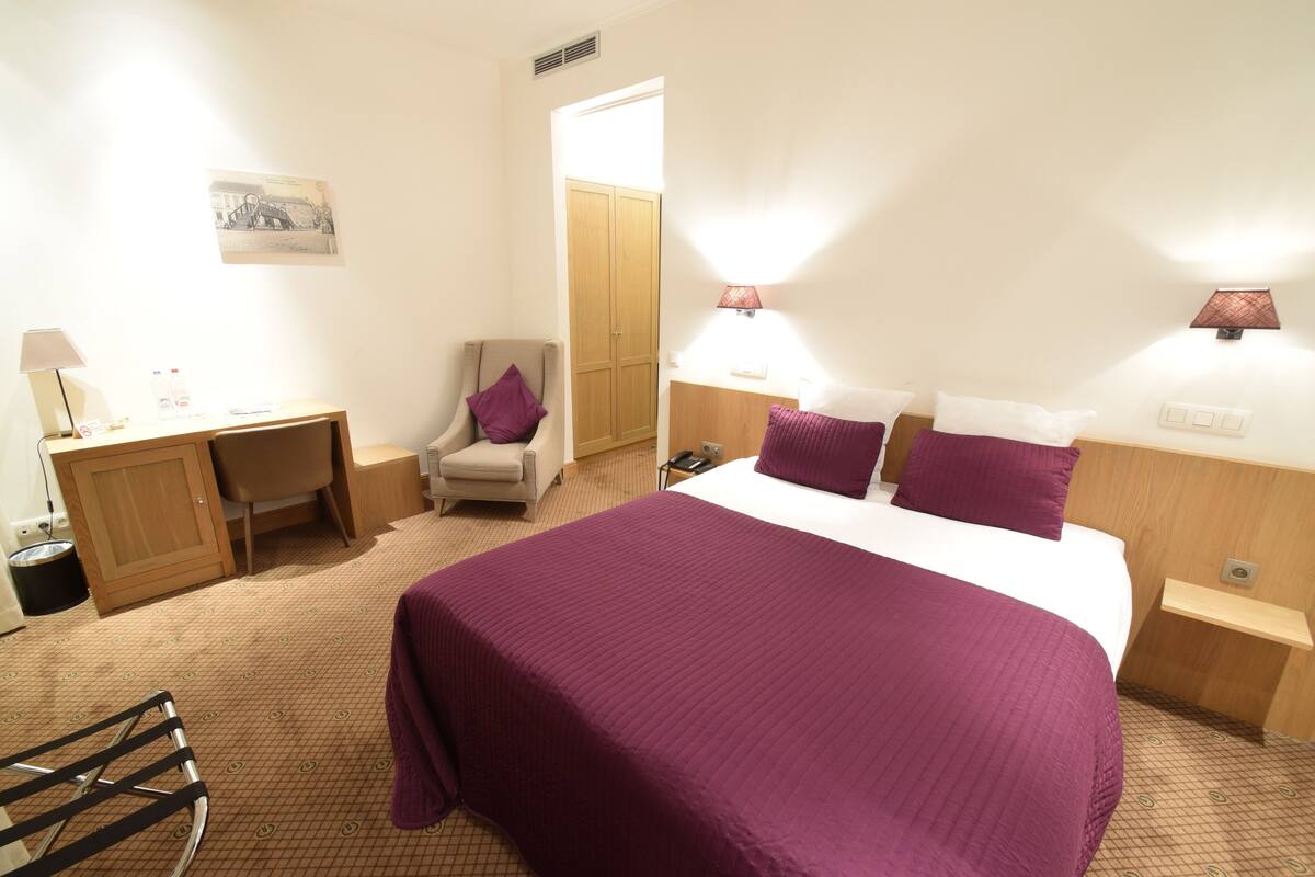 Premium bedding, in-room safe, desk, iron/ironing board