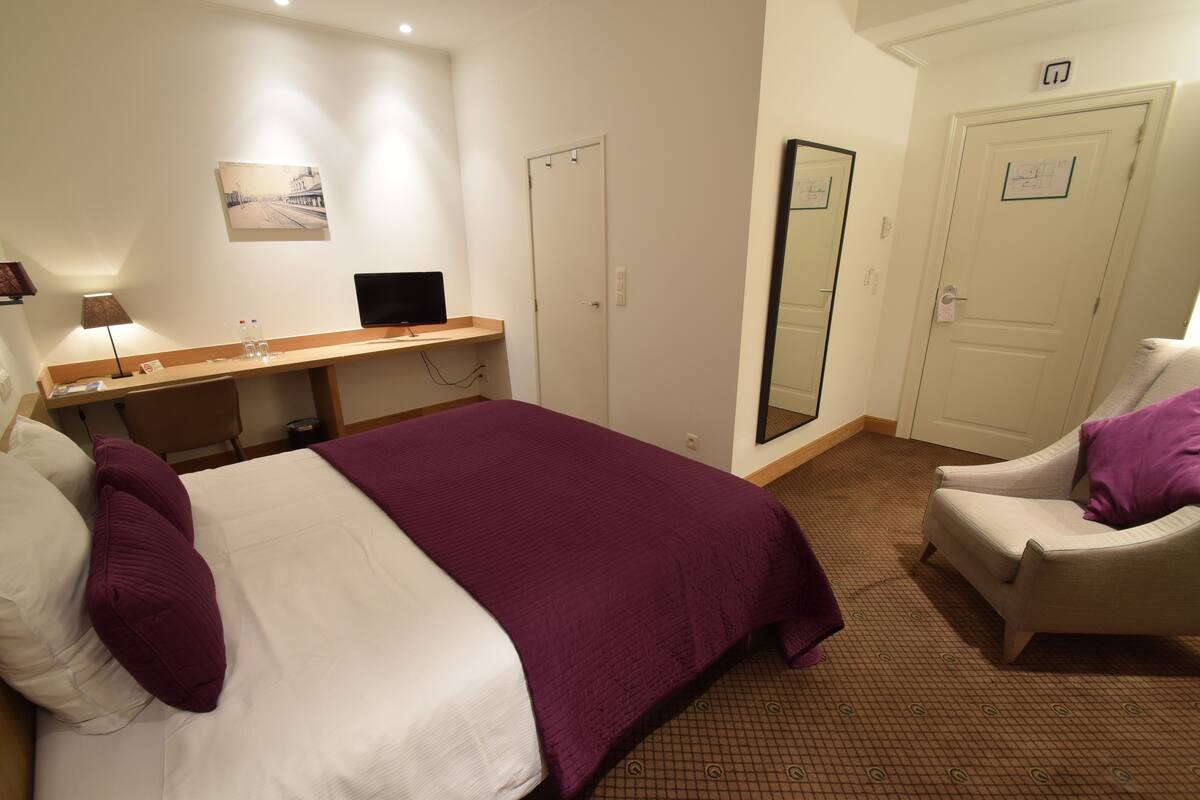 Premium bedding, in-room safe, desk, iron/ironing board