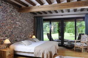 1 chambre, bureau, fer et planche à repasser, lits bébé (gratuits)