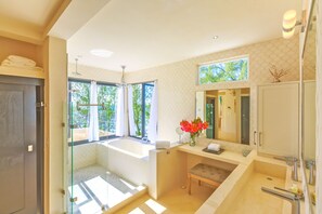 Premier Luxury Ocean view King Suite with terrace | 浴室 | 淋浴設備、免費梳洗用品、風筒、浴袍