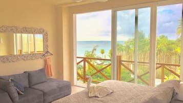 In-room safe, desk, free WiFi