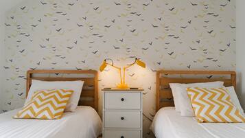 Chambre avec lits jumeaux, salle de bains commune
