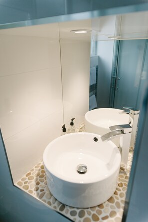 Twin Room, Shared Bathroom | Bathroom | Free toiletries, towels - Portreath Arms (Redruth)