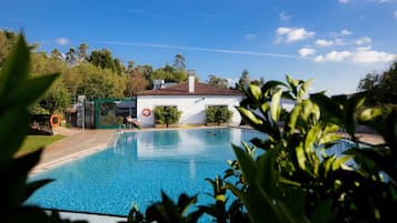 Una piscina al aire libre de temporada