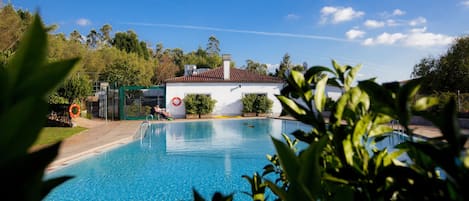 Piscine extérieure en saison