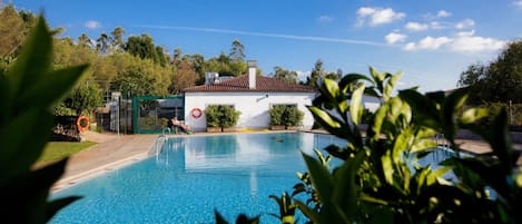 Una piscina al aire libre de temporada