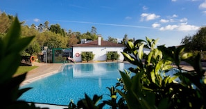 Een seizoensgebonden buitenzwembad