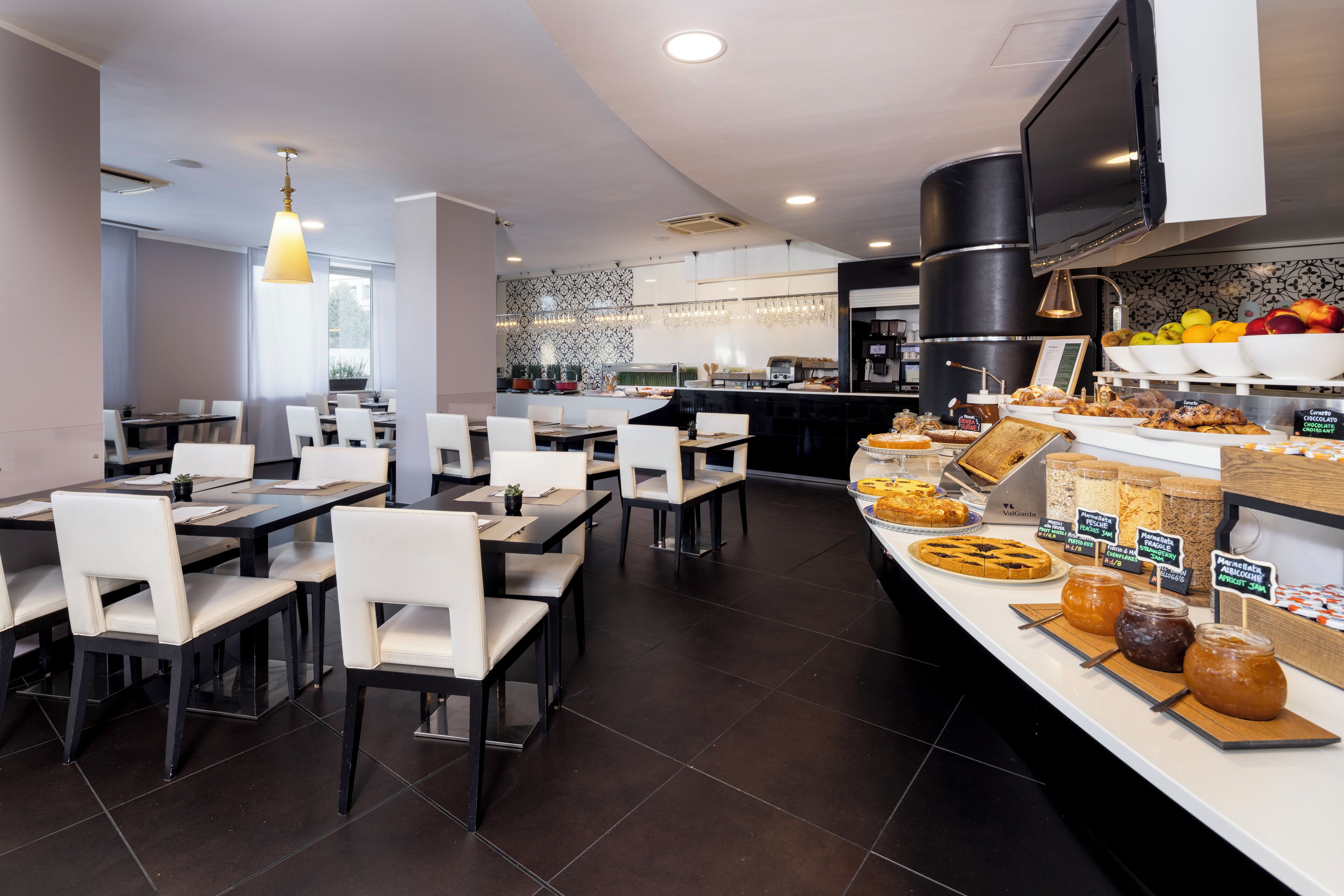 Tägliches Frühstücksbuffet (16 EUR pro Person)