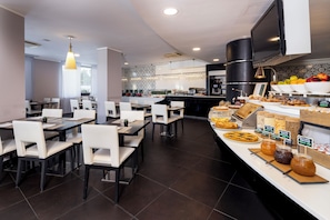 Tägliches Frühstücksbuffet (16 EUR pro Person)