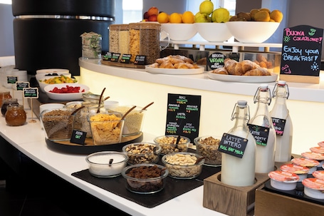 Desayuno buffet diario (EUR 16 por persona)
