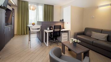 Studio | Zimmersafe, laptopgeeigneter Arbeitsplatz, Verdunkelungsvorhänge