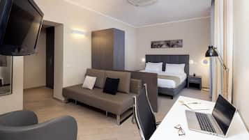 Monolocale | Una cassaforte in camera, postazione laptop, tende oscuranti